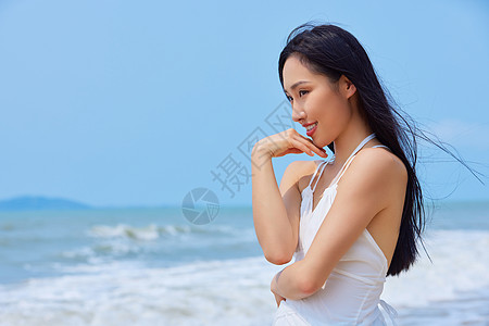 海水沙滩年轻美女海边度假背景