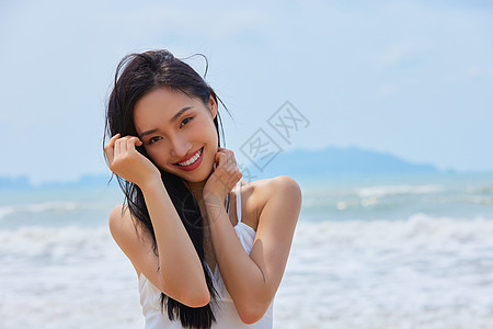 长发美女年轻美女海边度假背景