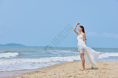 年轻美女海边度假高清图片