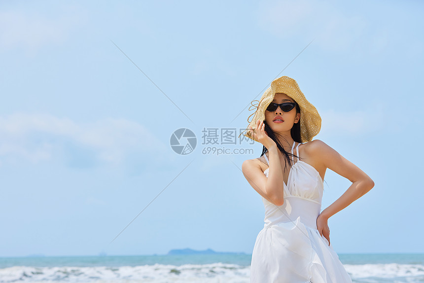 年轻美女海边度假图片