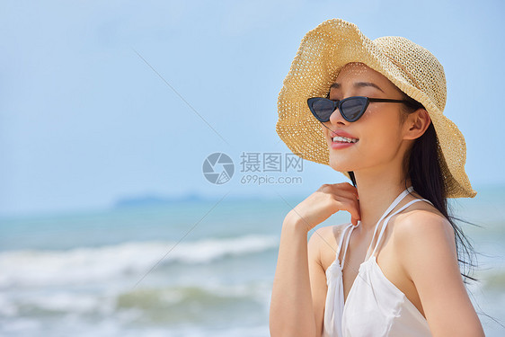 年轻美女海边度假图片