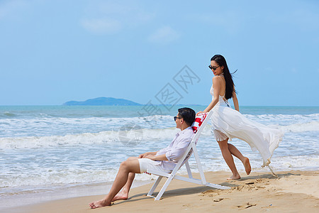年轻情侣海边度假图片