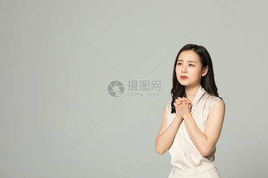 祈祷的女性表情悲伤