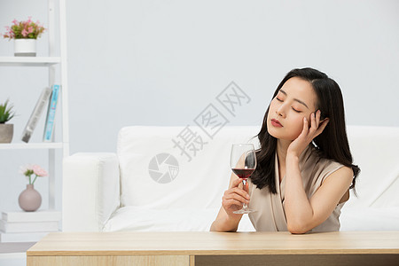 拿着酒杯伤心的女性难过的人高清图片