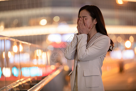 忧郁美女伤心的女性难过的捂脸哭泣背景