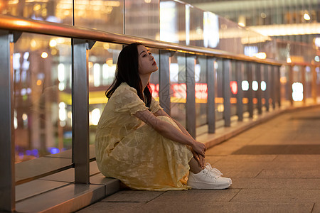 忧郁女孩坐在路边难过的女性背景