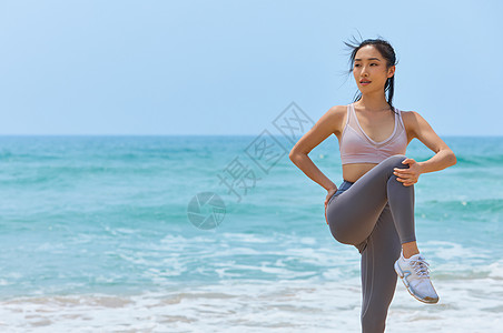 海边美女年轻美女海边运动拉伸背景