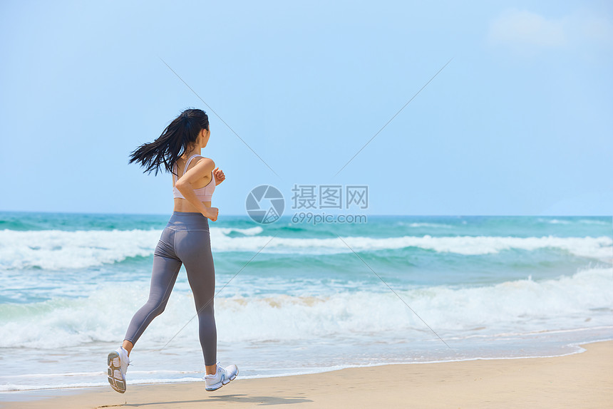 年轻美女海边跑步背影图片
