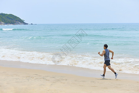 海边跑步男青年海边运动跑步背影背景