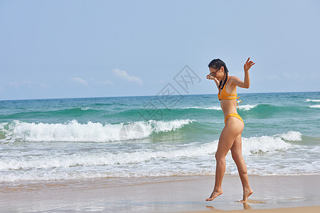 海边嬉戏夏日海边比基尼性感美女背景