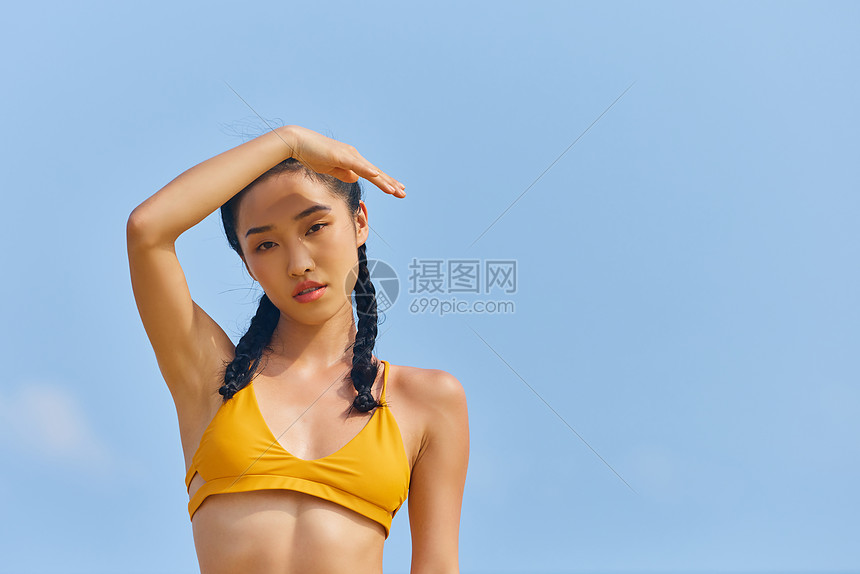 海边比基尼美女图片