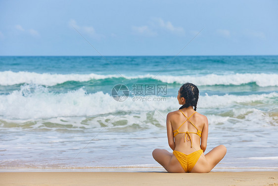 坐在沙滩上的比基尼美女背影图片