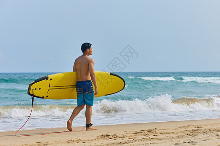 夏日海边冲浪男士背影图片