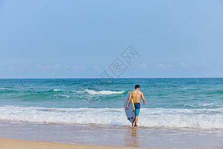 海滩比基尼年轻男士拿着冲浪板海边行走背景