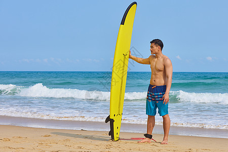 夏日海边冲浪男士高清图片