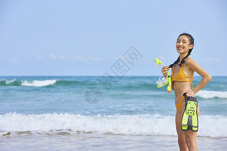 比基尼美女在海边拿着潜水装备图片