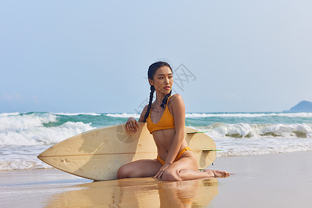 夏日海边比基尼美女冲浪图片