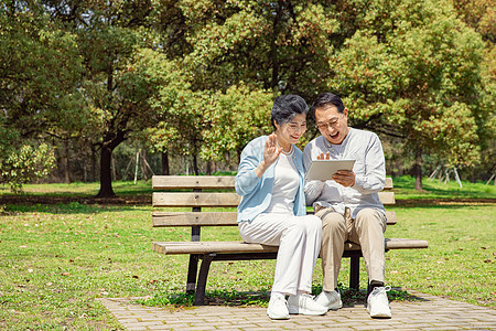 户外阅读看书的老年夫妇图片