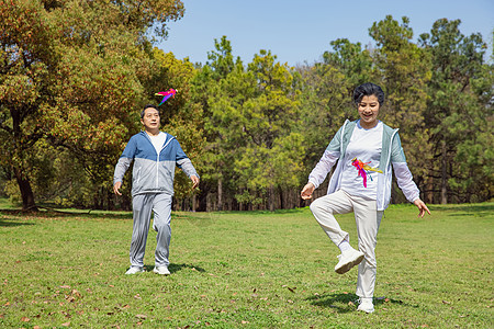 中老年锻炼公园踢毽子的老年夫妇背景