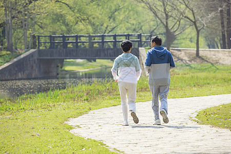 夫妻亲密公园晨练跑步的老年夫妇背景