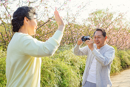 老人陪伴踏青的老年夫妇公园拍照背景