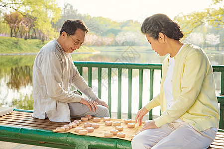 老年夫妇下棋老年夫妇公园下象棋背景