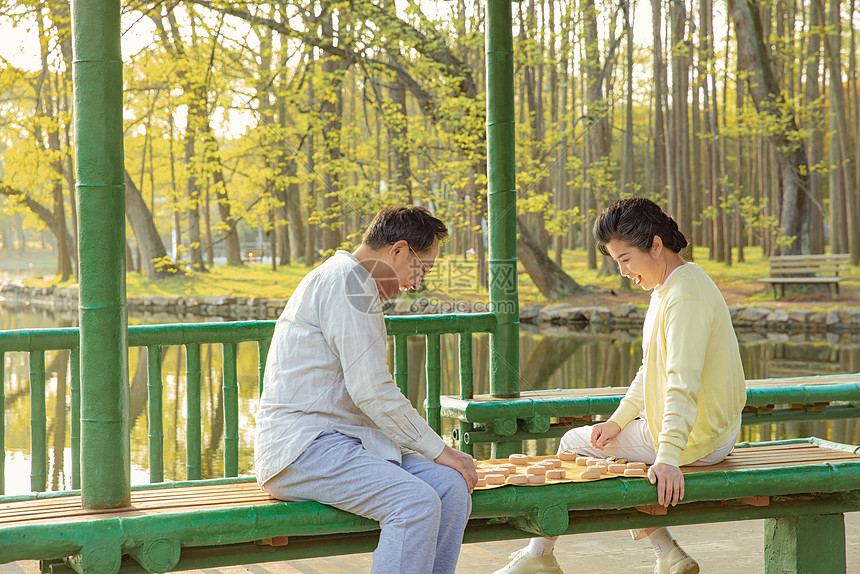 老年夫妇公园下象棋图片