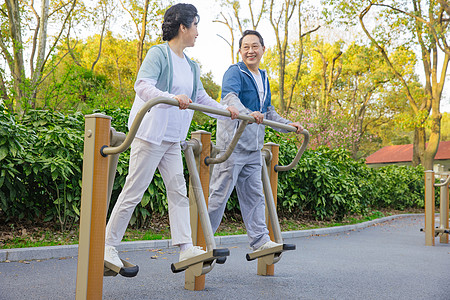 中老年老年人户外使用健身器材运动锻炼背景