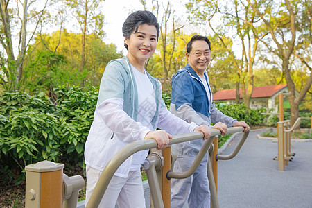 中老年养生老年人户外使用健身器材运动锻炼背景