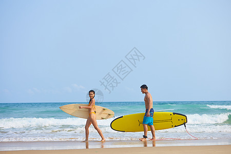 性感男女青年男女拿着冲浪板海边聊天背景