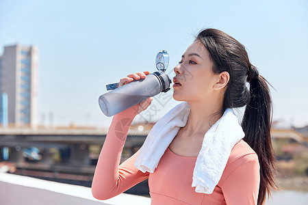 美女健身跑步运动喝水高清图片