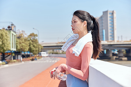 跑步喝水美女健身跑步运动喝水背景