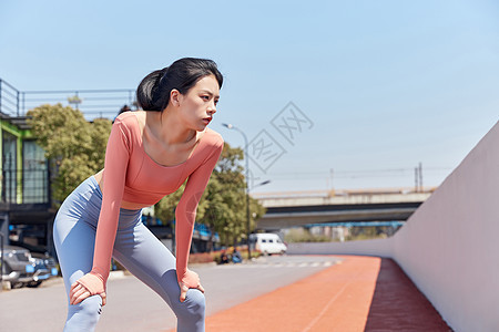 女性健身运动跑步休息图片