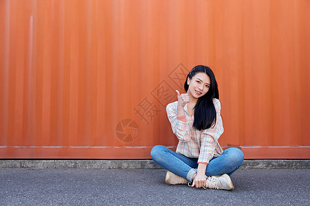 夏季美女可爱活力美女坐在地上背景