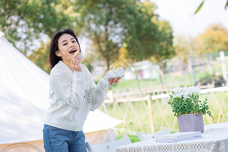 假日悠闲放松女性图片