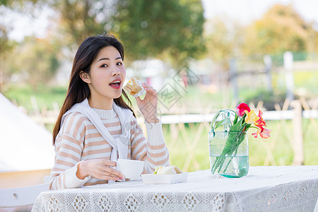 女性惬意享受悠闲午后图片