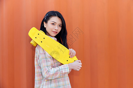 活力女性可爱活力美女玩滑板背景