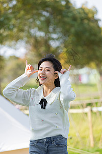 女孩行李箱户外活泼俏皮女生背景