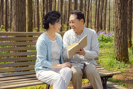 户外阅读看书的老年夫妇图片