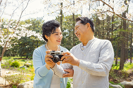 老人聊天踏青的老年夫妇公园拍照背景