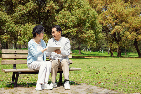 户外阅读看书的老年夫妇图片