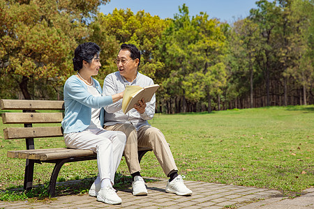 户外阅读看书的老年夫妇图片