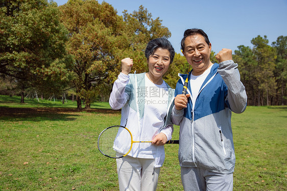 老年夫妇在公园打羽毛球图片