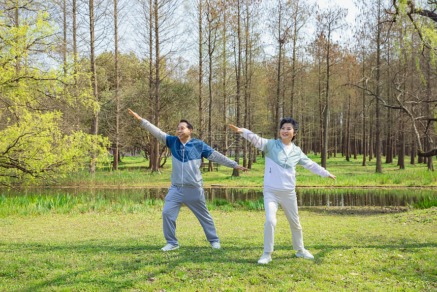 老年夫妇公园晨练图片