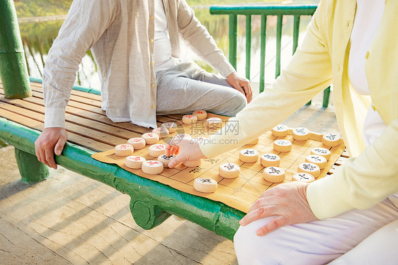 老年夫妇公园下象棋特写图片