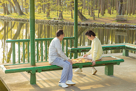 老年夫妇下棋老年夫妇公园下象棋背景