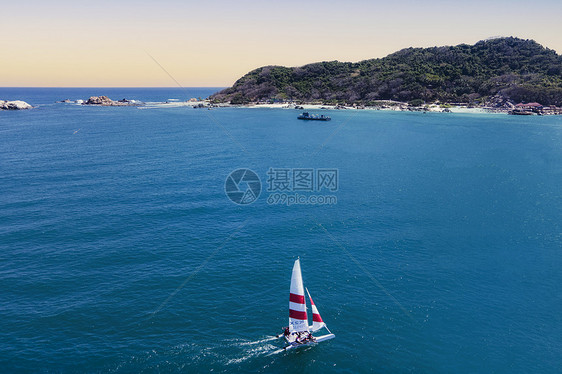 海南三亚大海海滨帆船图片