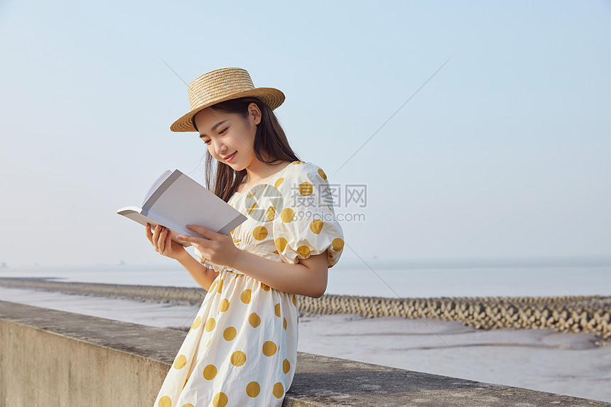 在看书的悠闲女性图片