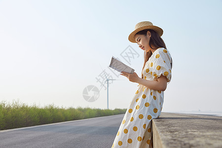 文艺女性在看书在看书的悠闲女性背景