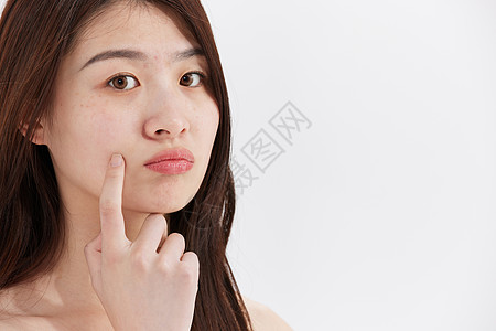 被捏脸的女孩被问题肌肤困恼的年轻女性背景